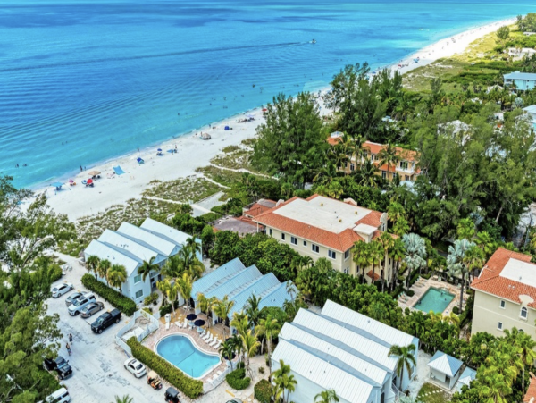 On Beach One Bedroom Condo with Communal Pool in Holmes Beach